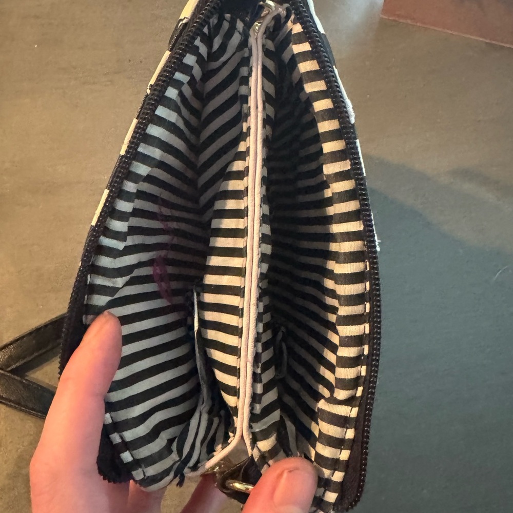 Betsey Johnson Black and White Striped Crossbody Bag preloved - Picture 8 of 9